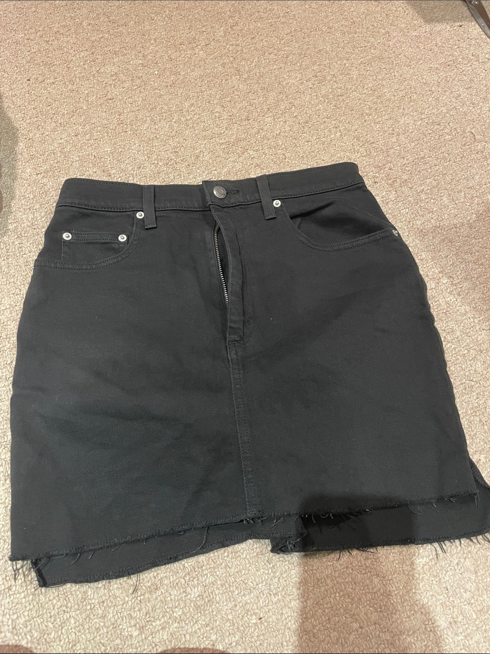 Aritzia Wilfred Free Denim Frayed Hem Black Skirt, Size 10.